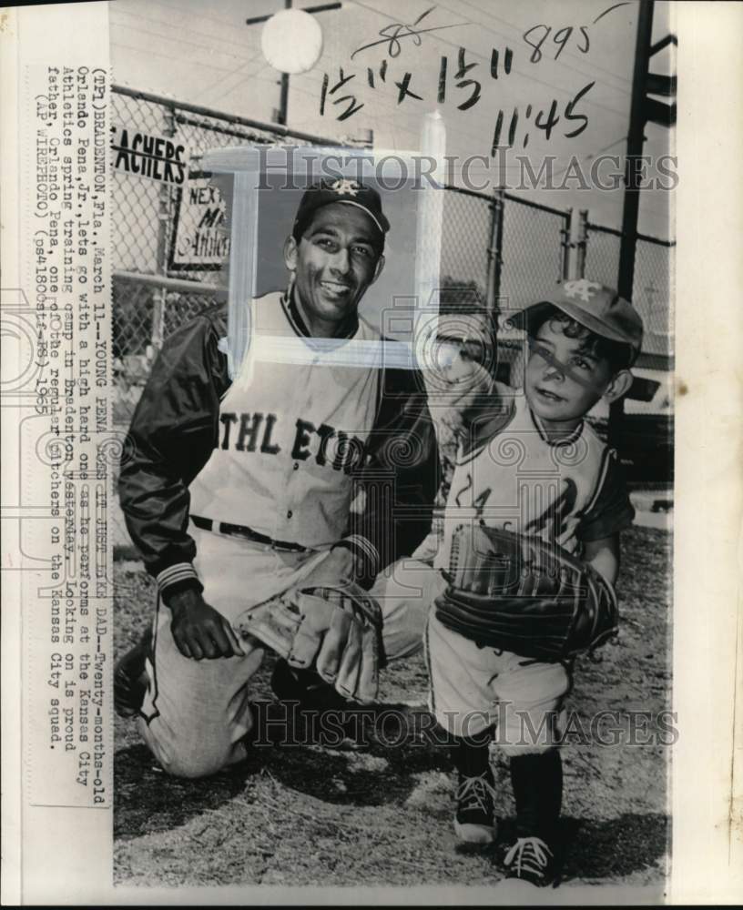 1965 Press Photo Athletics&#39; baseball player Orlando Pena &amp; son Orlando Jr., FL- Historic Images