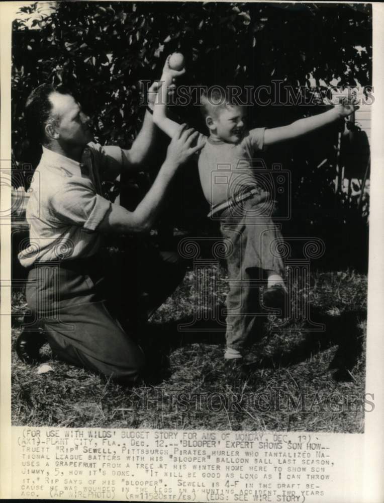 1943 Press Photo Pirates' baseball pitcher Rip Sewell teaches son Jimmy, Florida- Historic Images