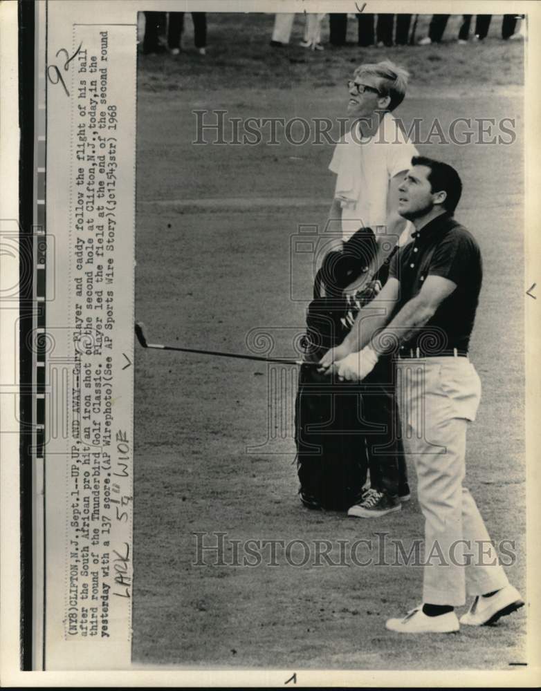 1968 Press Photo golfer Gary Player with his caddy follow the ball, Clifton, N.J- Historic Images