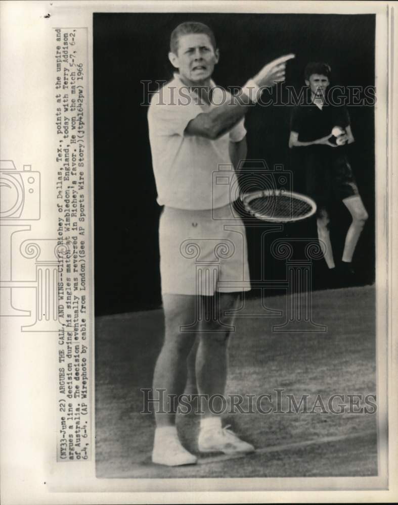 1966 Press Photo Cliff Richey points his finger to umpire, Wimbledon, England - Historic Images