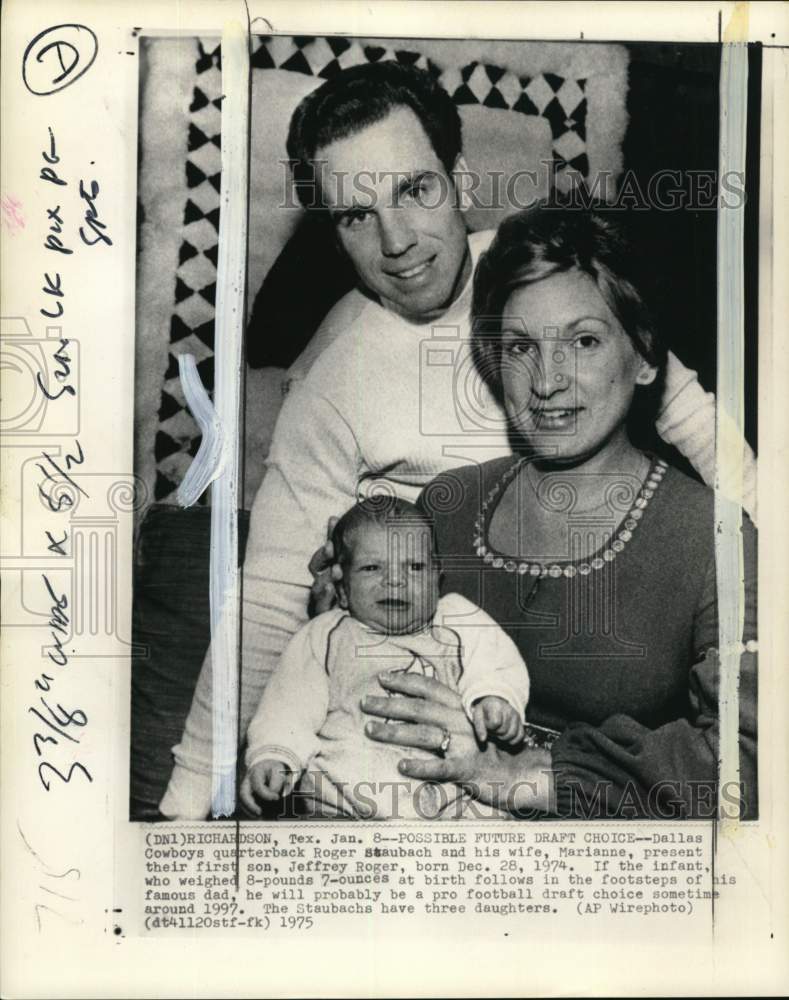 1975 Press Photo Cowboys football&#39;s Roger, Marianne &amp; Jeffrey Roger Staubach, TX- Historic Images