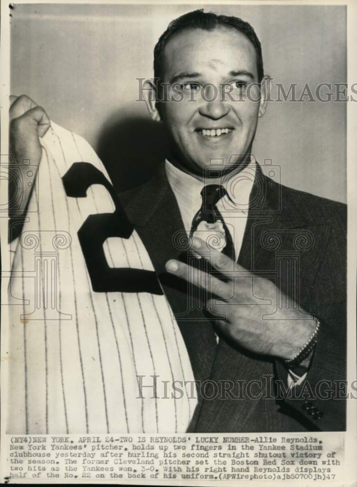 1947 Press Photo Yankees&#39; baseball pitcher Allie Reynolds at clubhouse, New York - Historic Images