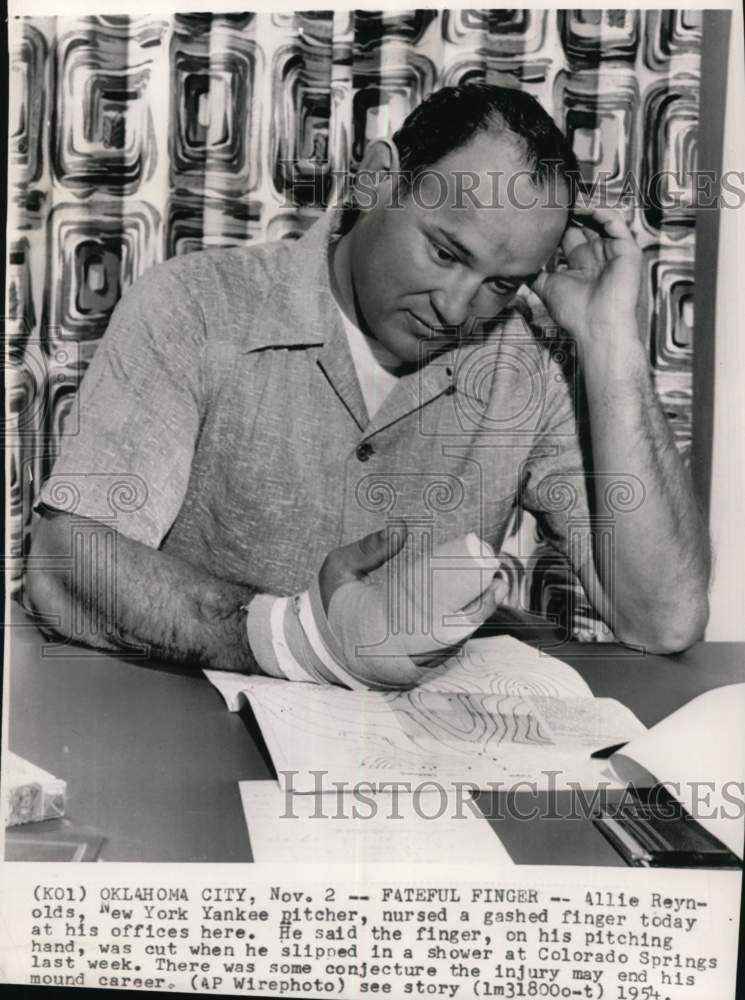 1954 Press Photo Injured Yankee&#39;s baseball pitcher Allie Reynolds, Oklahoma- Historic Images