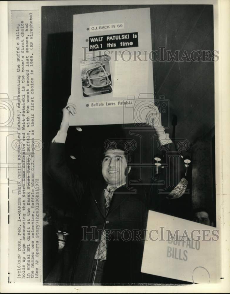 1972 Press Photo Lou Sahadi holds sign of Notre Dame's Walt Patulski, New York- Historic Images