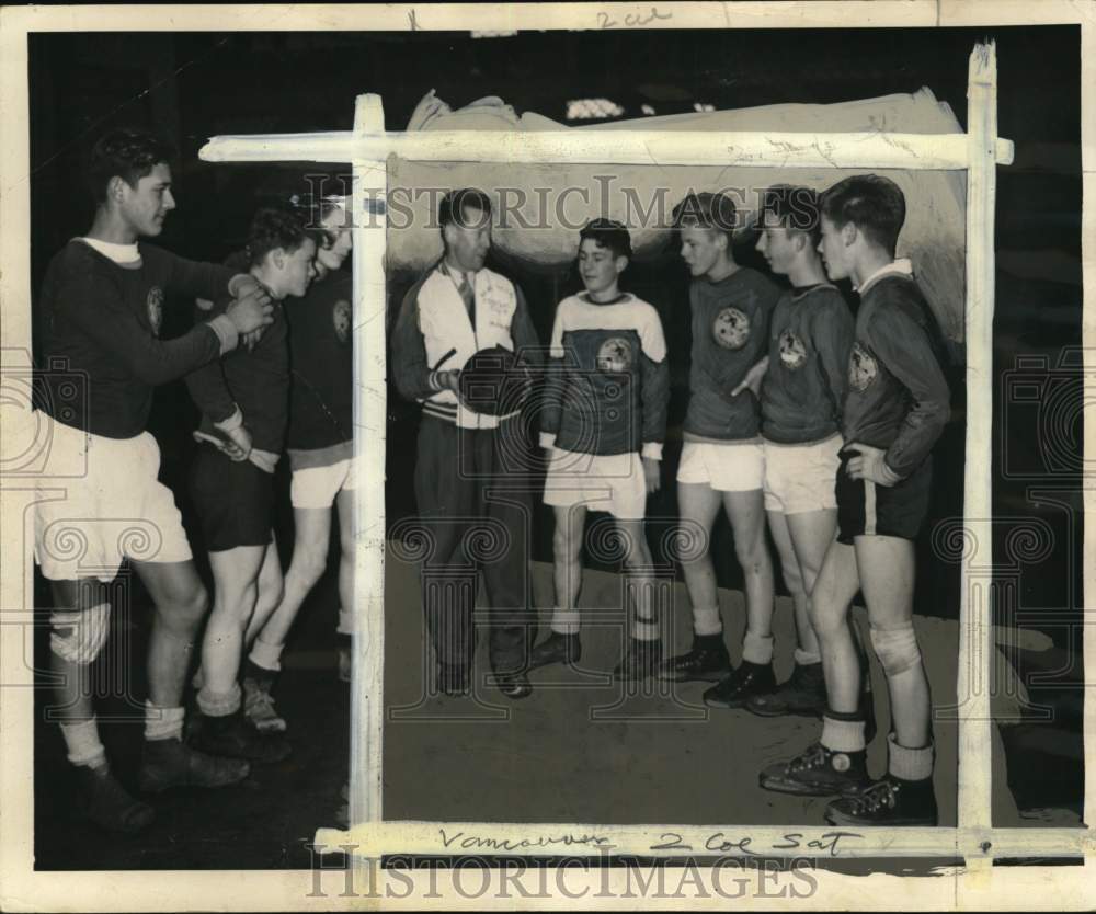 1948 Press Photo Soccer team and in Vancouver, British Columbia - Historic Images