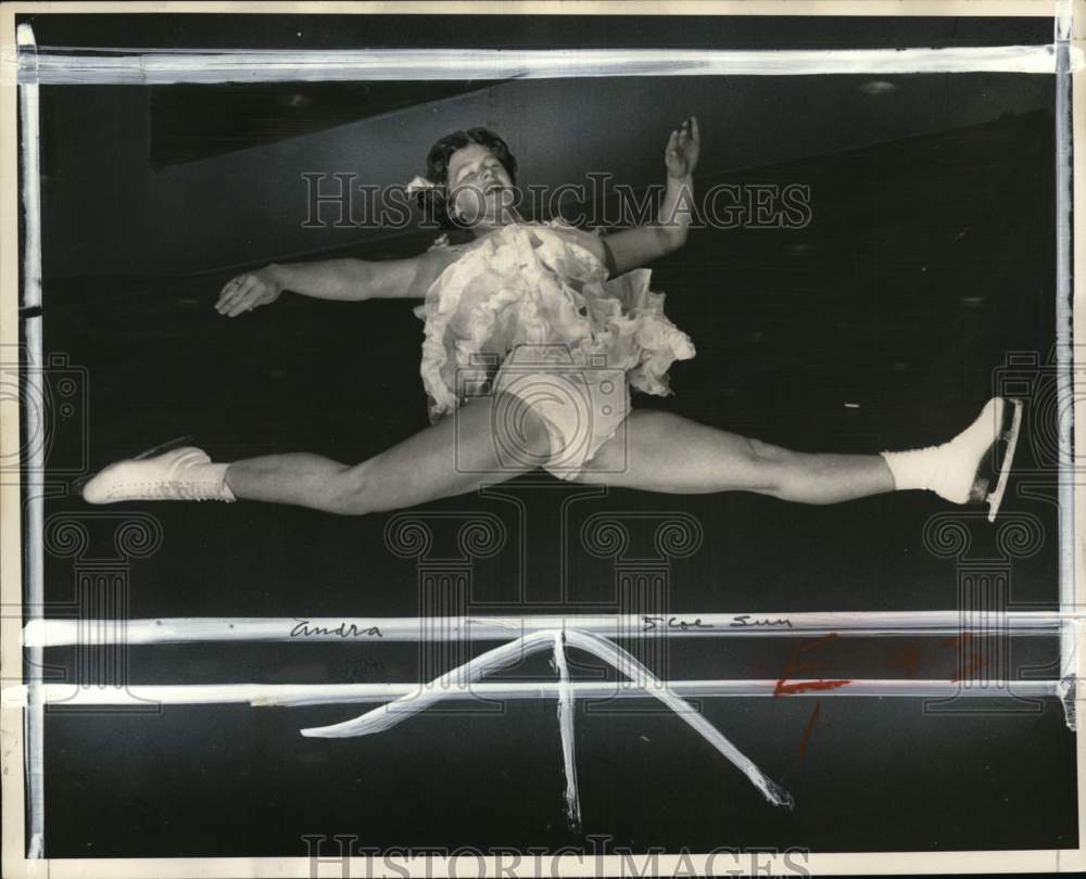 1951 Press Photo Ice skater Andra McLaughlin&#39;s split-jump, Ice Arena - pis03834- Historic Images