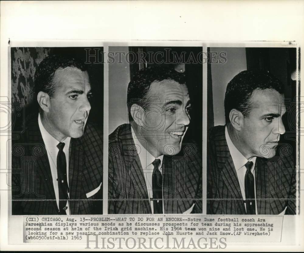 1965 Press Photo UND football coach Ara Parseghian, team discussion, Chicago, IL - Historic Images