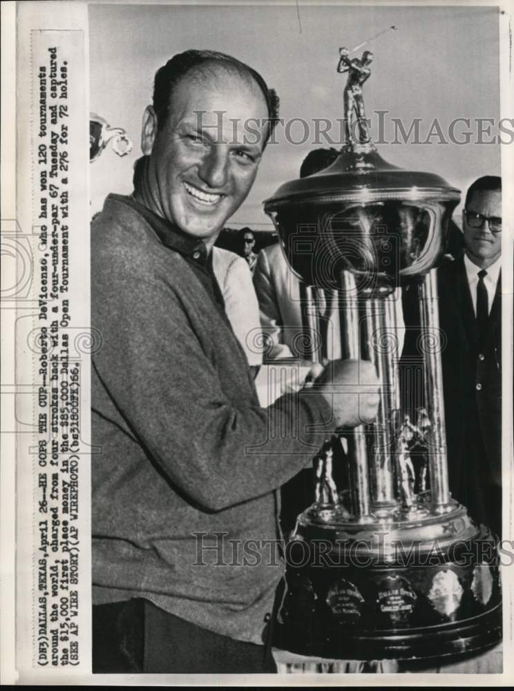 1966 Press Photo Roberto De Vicenzo &amp; Dallas Open Golf Tournament trophy, TX - Historic Images