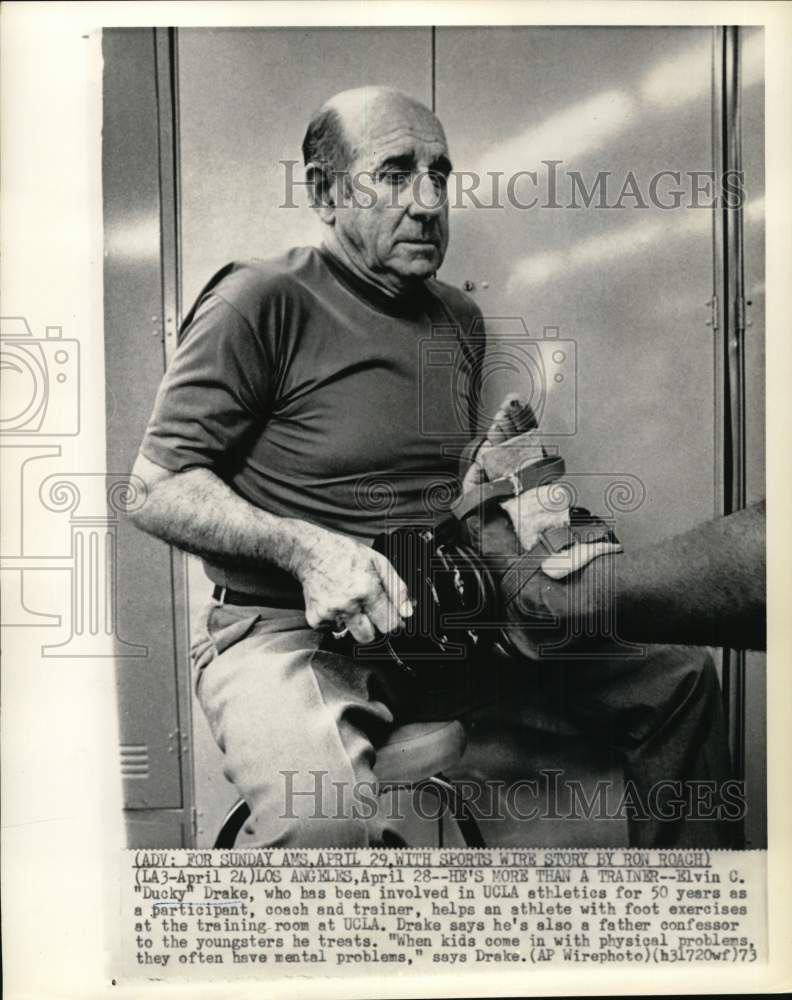 1973 Press Photo UCLA&#39;s athletics trainer Elvin &quot;Ducky&quot; Drake, foot exercise, CA- Historic Images