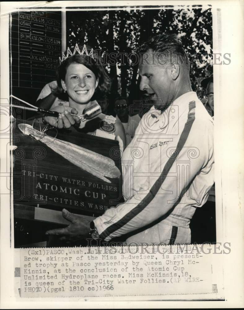 1966 Press Photo Boat racer Bill Brow &amp; Cheryl McKinnis, Atomic Cup trophy, WA- Historic Images