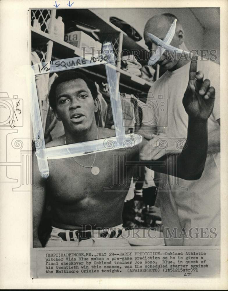 1971 Press Photo Oakland Athletics' pitcher Vida Blue with trainer Joe Romo, MD- Historic Images