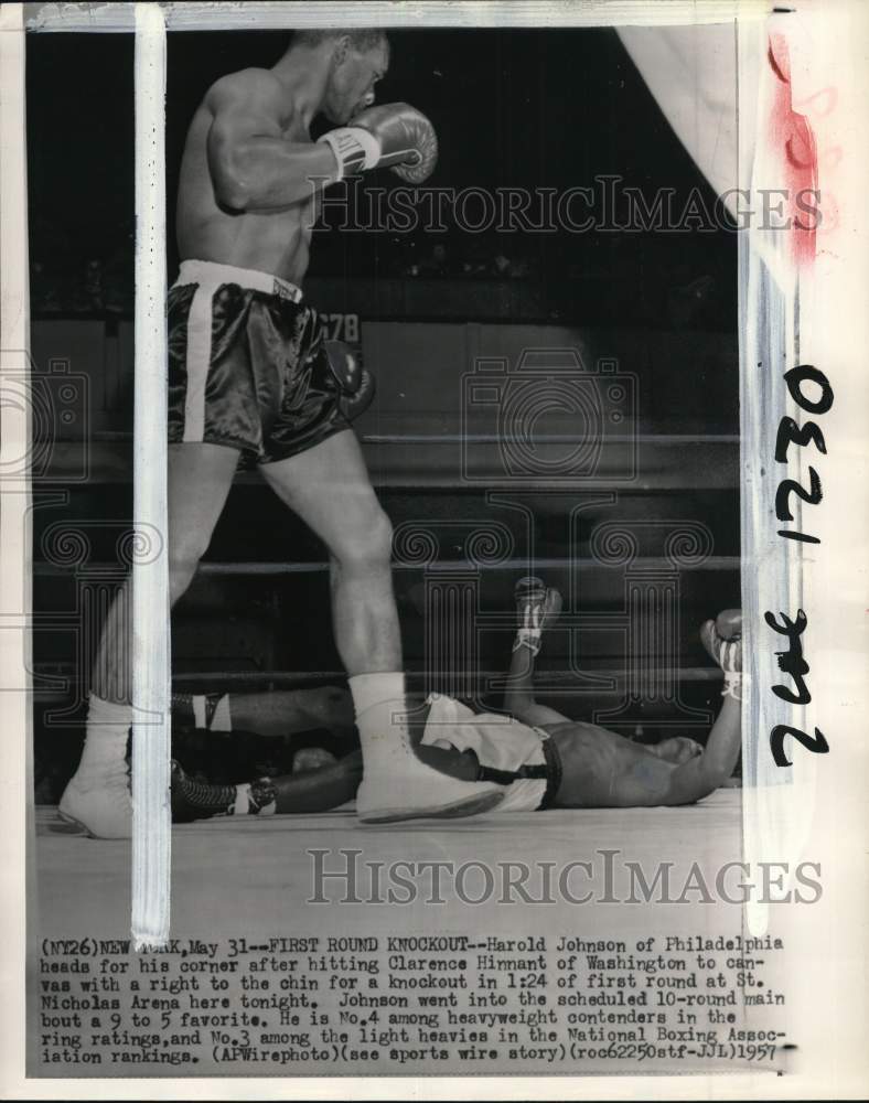 1957 Press Photo Boxer Harold Johnson knocks out Clarence Hinnant, New York- Historic Images