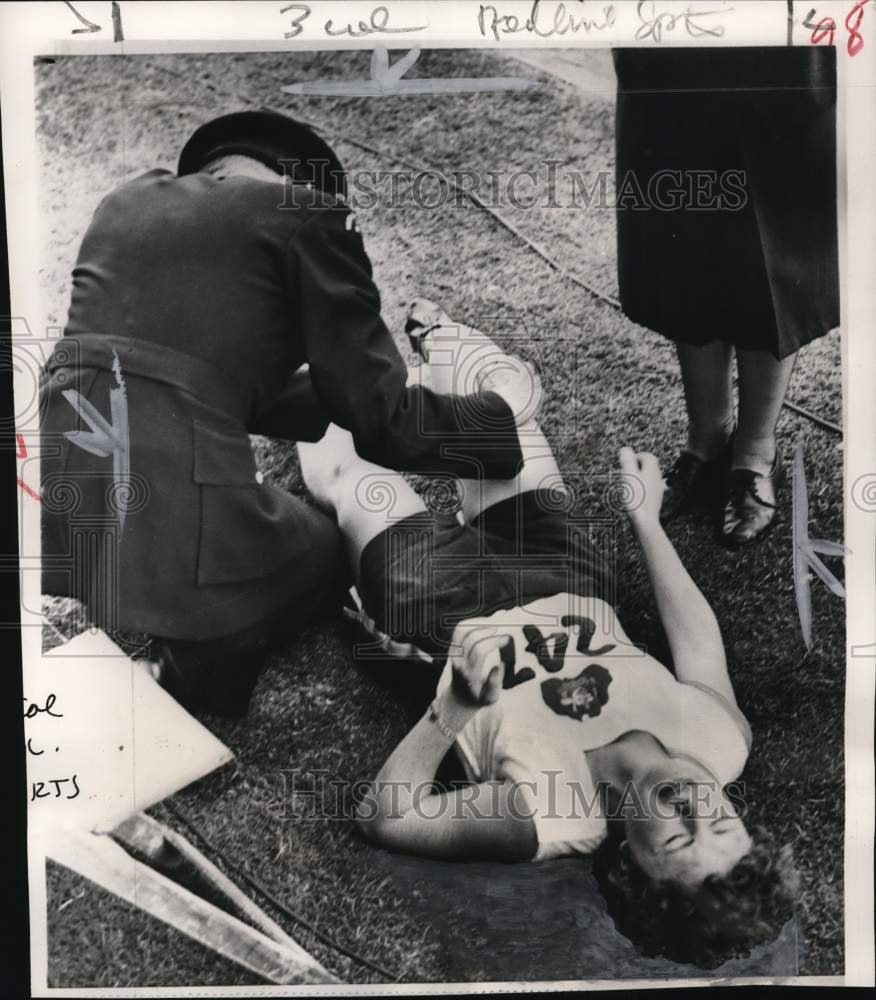 1954 Press Photo Army checks on injured runner Marlene Mathews, B.C., Canada - Historic Images