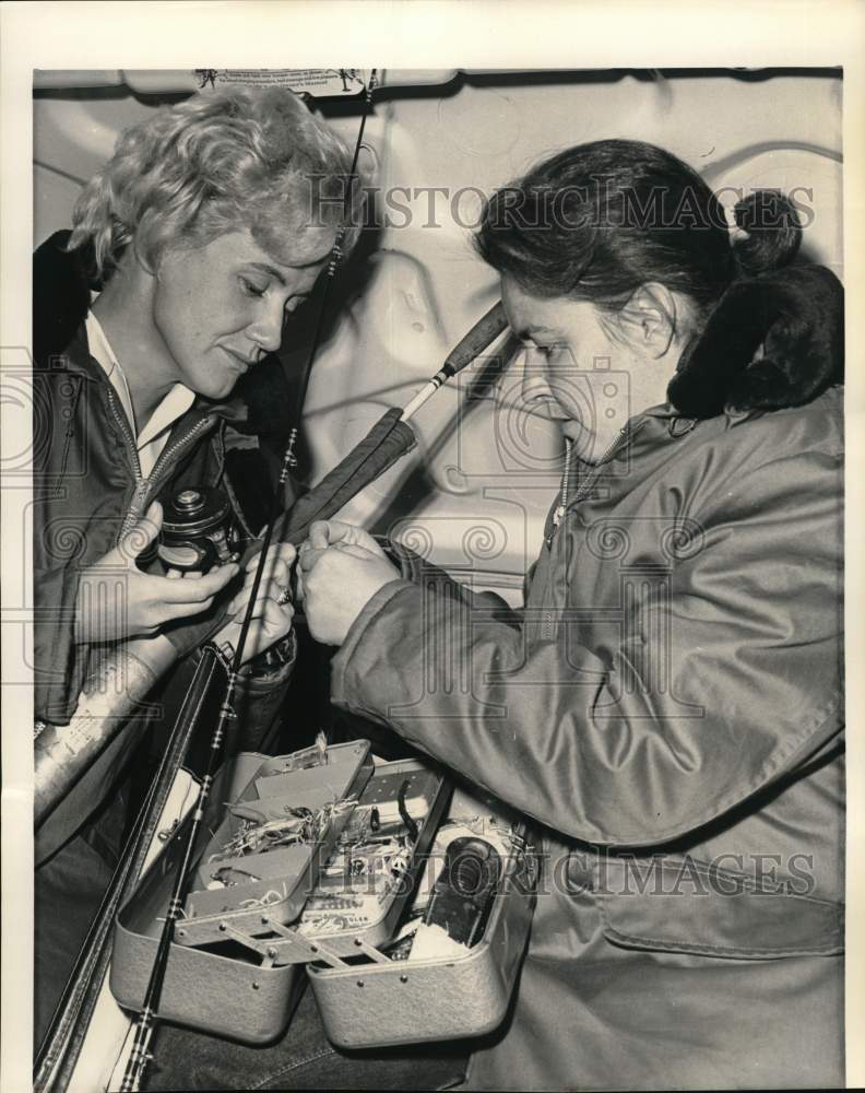 1965 Press Photo Golfer Ruth Jessen &amp; Peggy Wilson rigs fishing pole, Seattle- Historic Images
