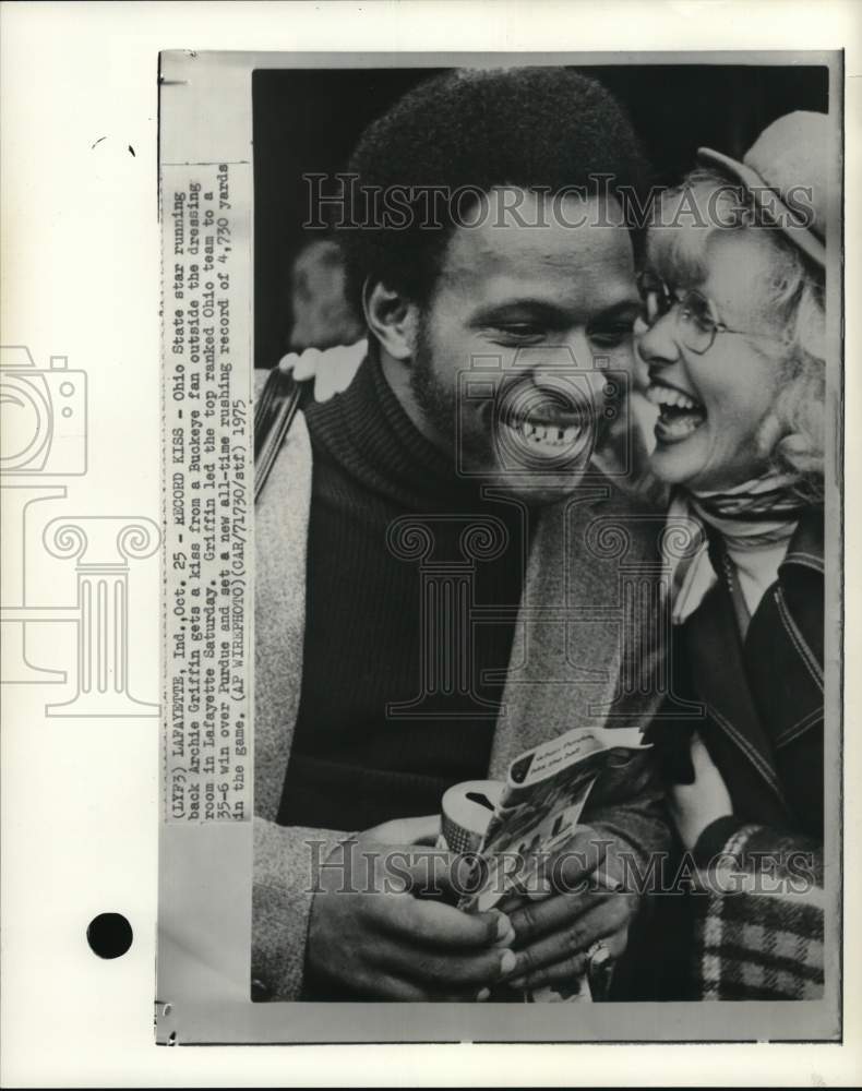 1975 Press Photo Ohio State's Archie Griffin gets kiss from a fan, Football, IN- Historic Images