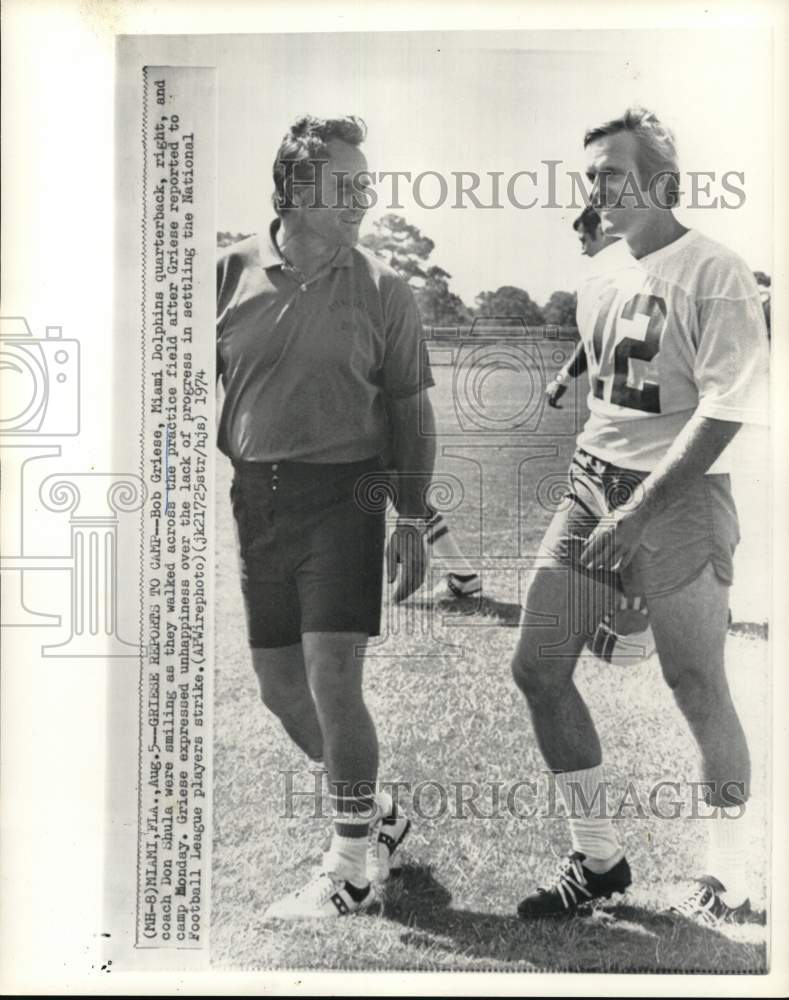 1974 Press Photo Miami Dolphin Bob Griese, coach Don Shula; FL football practice - Historic Images