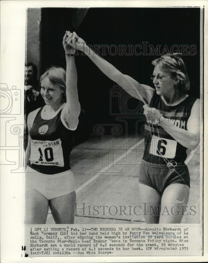 1975 Press Photo Hurdlers Annelie Ehrhardt &amp; Pat Van Wolvelaere, Toronto, Canada - Historic Images