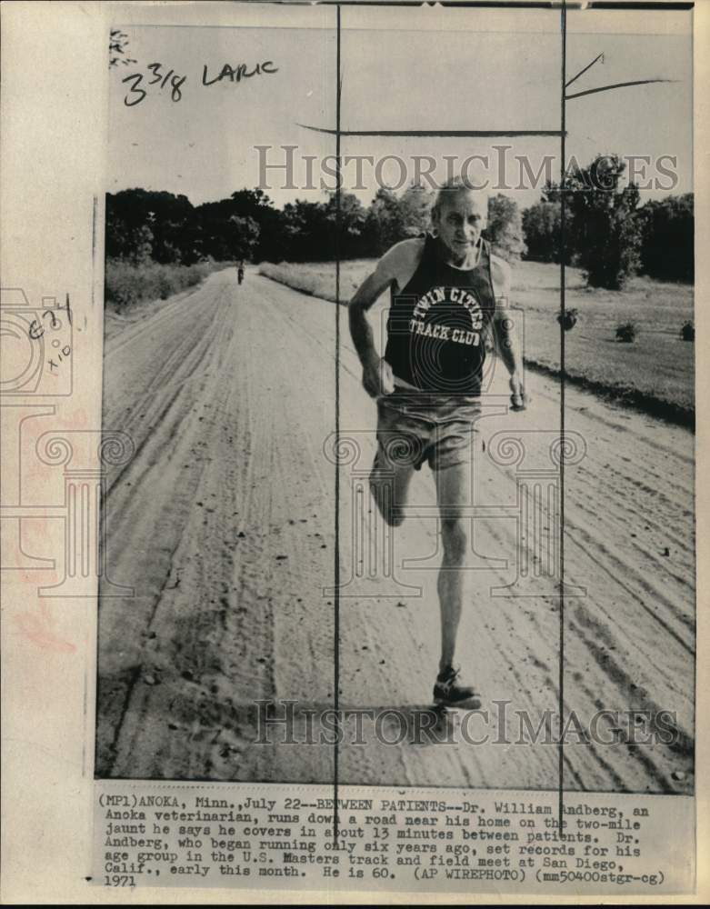 1971 Press Photo Veterinarian and track runner Willam Andberg, Anoka, Minnesota - Historic Images