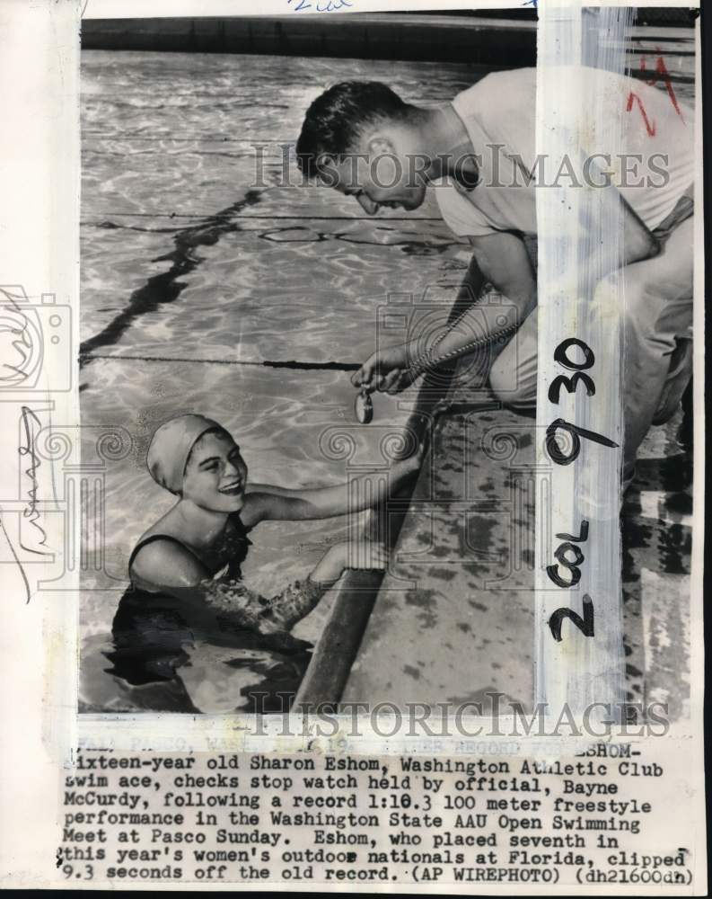 1954 Press Photo Bayne McCurdy shows time to swimmer Sharon Eshom, Washington - Historic Images