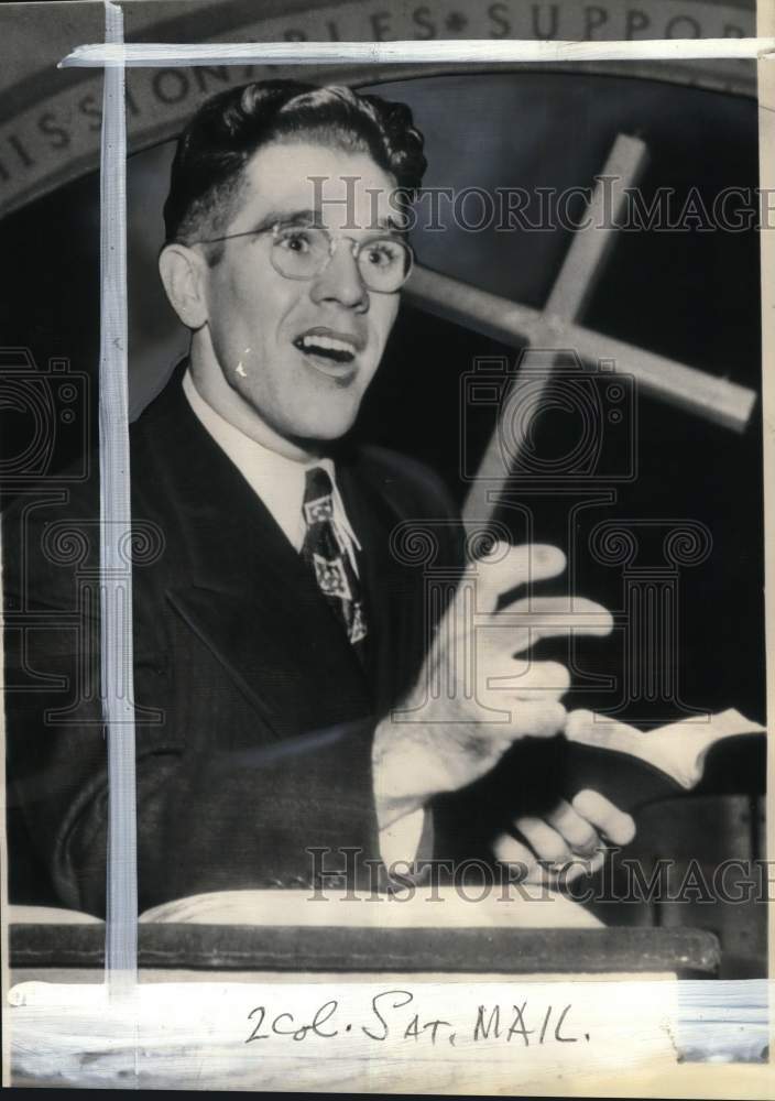 1945 Press Photo Ex-track star, Minister Gil Dodds holds bible, Los Angeles- Historic Images