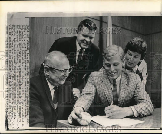 1967 Press Photo Indians' scout Don Lindeberg signs baseball player Bob Dorn, CA - Historic Images
