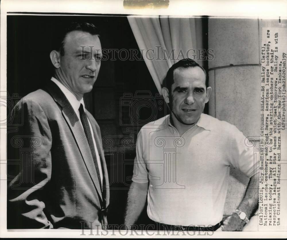 1957 Press Photo Reds&#39; Ed Bailey &amp; Yankees&#39; Yogi Berra, baseball, St. Louis, MO - Historic Images