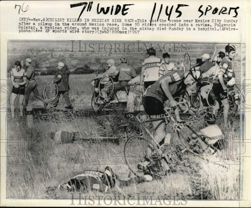 1967 Press Photo Bicycle riders regroup after ravine crash, Mexico race, Mexico - Historic Images