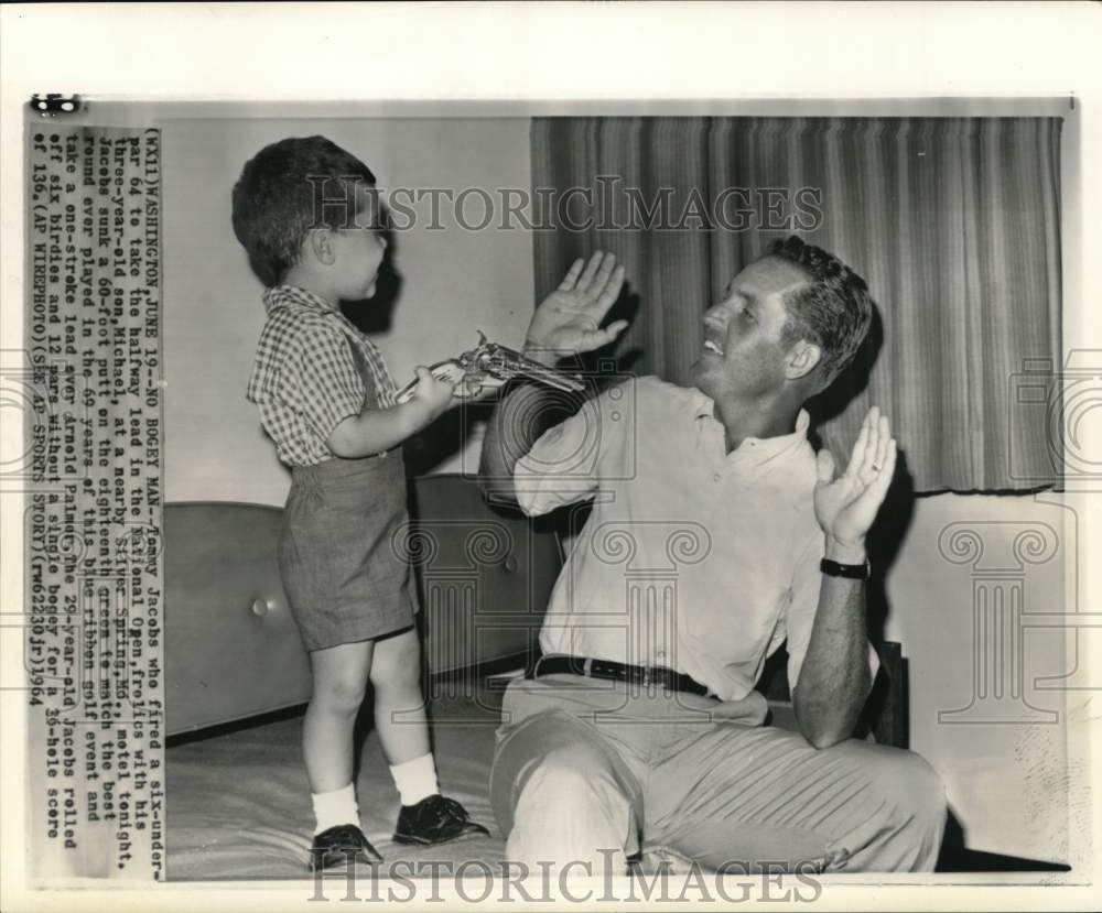 1964 Press Photo Golfer Tommy Jacobs plays with son Michael, Silver Spring, MD - Historic Images