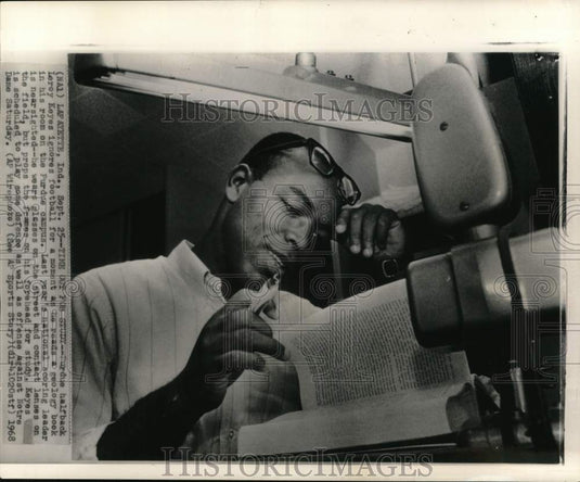 1968 Press Photo Purdue's football player Leroy Keyes reads a book, Indiana- Historic Images