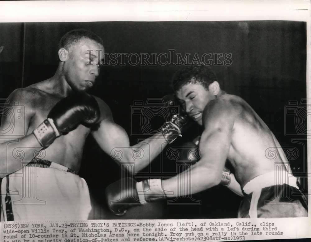 1953 Press Photo Boxers Bobby Jones &amp; Willie Troy fight, St Nicholas Arena, NY - Historic Images