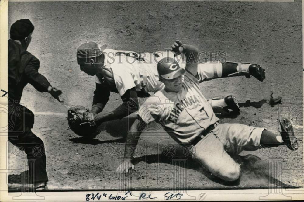 1967 Press Photo Cincinnati&#39;s Jim Coker avoids tag in baseball game vs Dodgers - Historic Images