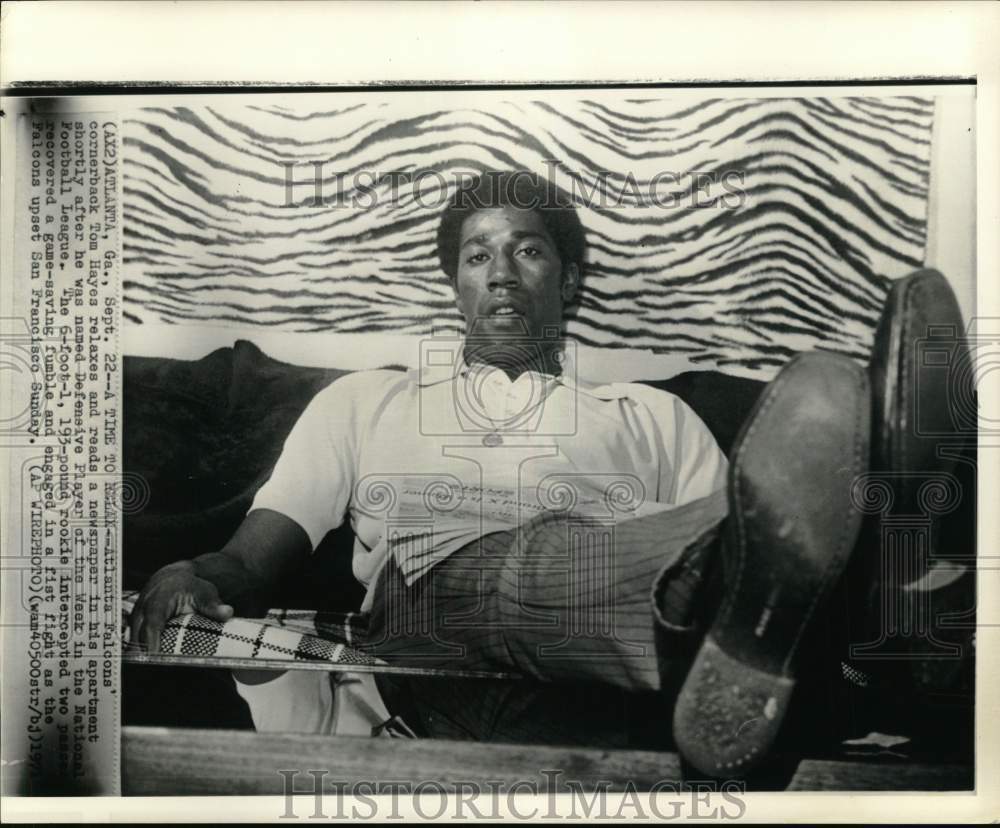 1971 Press Photo Falcons' football player Tom Hayes relaxes in his apartment, GA- Historic Images