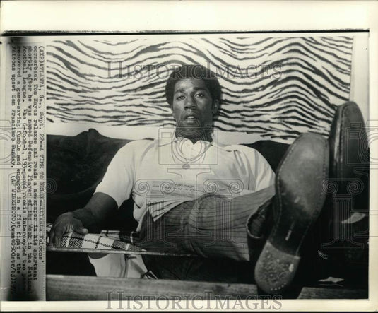 1971 Press Photo Falcons' football player Tom Hayes relaxes in his apartment, GA- Historic Images