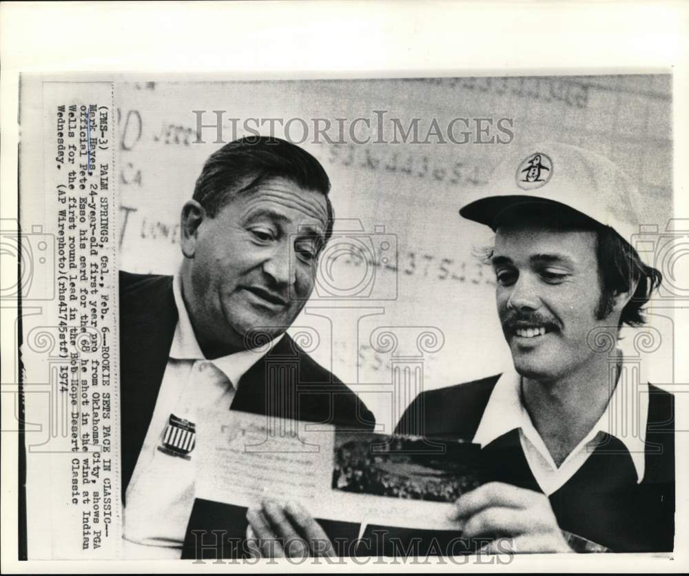 1974 Press Photo Golfer Mark Hayes shows card to PGA official Pete Esso, CA - Historic Images