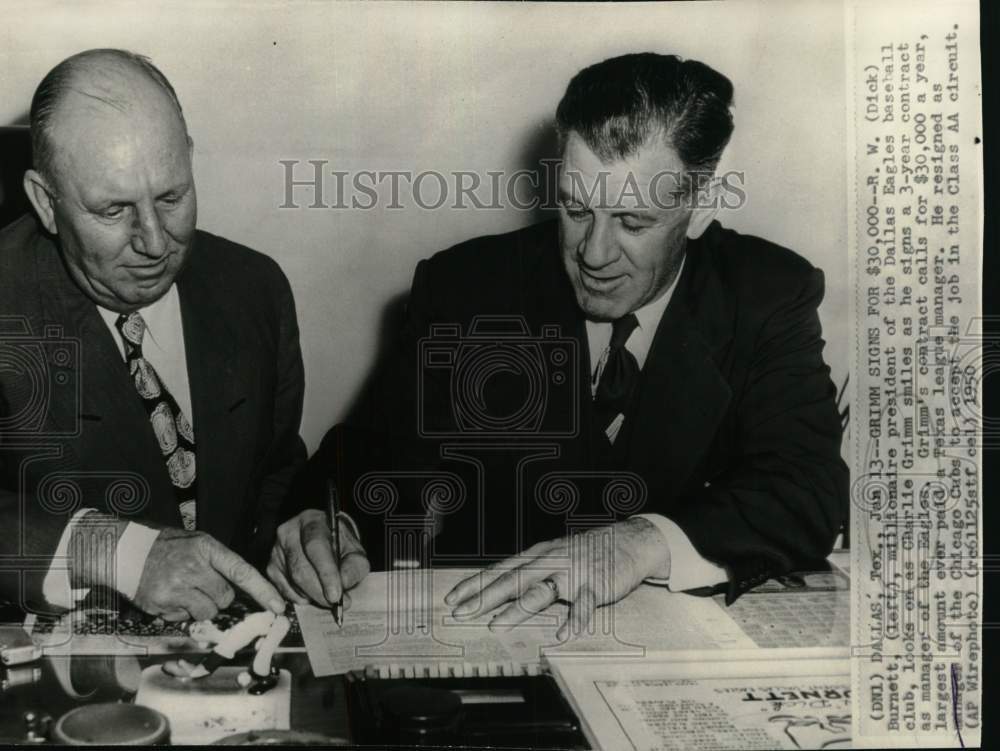 1950 Press Photo Charlie Grimm signs contract as Eagles baseball manager, Texas- Historic Images