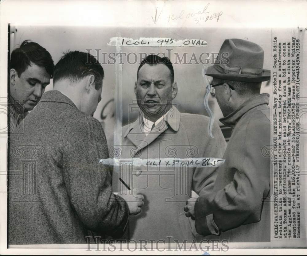 1958 Press Photo Navy&#39;s football Eddie Erdelatz with reporters, Washington - Historic Images