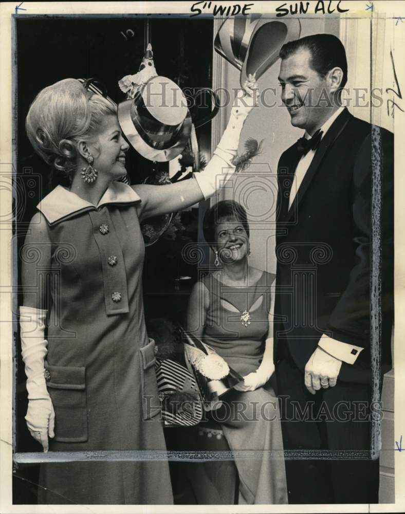 1967 Mrs. Donald Swenson, Wayne Anderson and wife, New Year's party-Historic Images