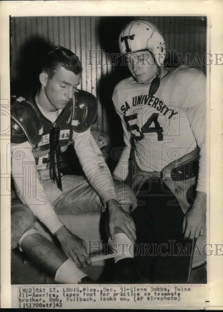 1942 Press Photo Football players Glenn Dobbs &amp; brother Bob, Bay St. Louis, MO - Historic Images