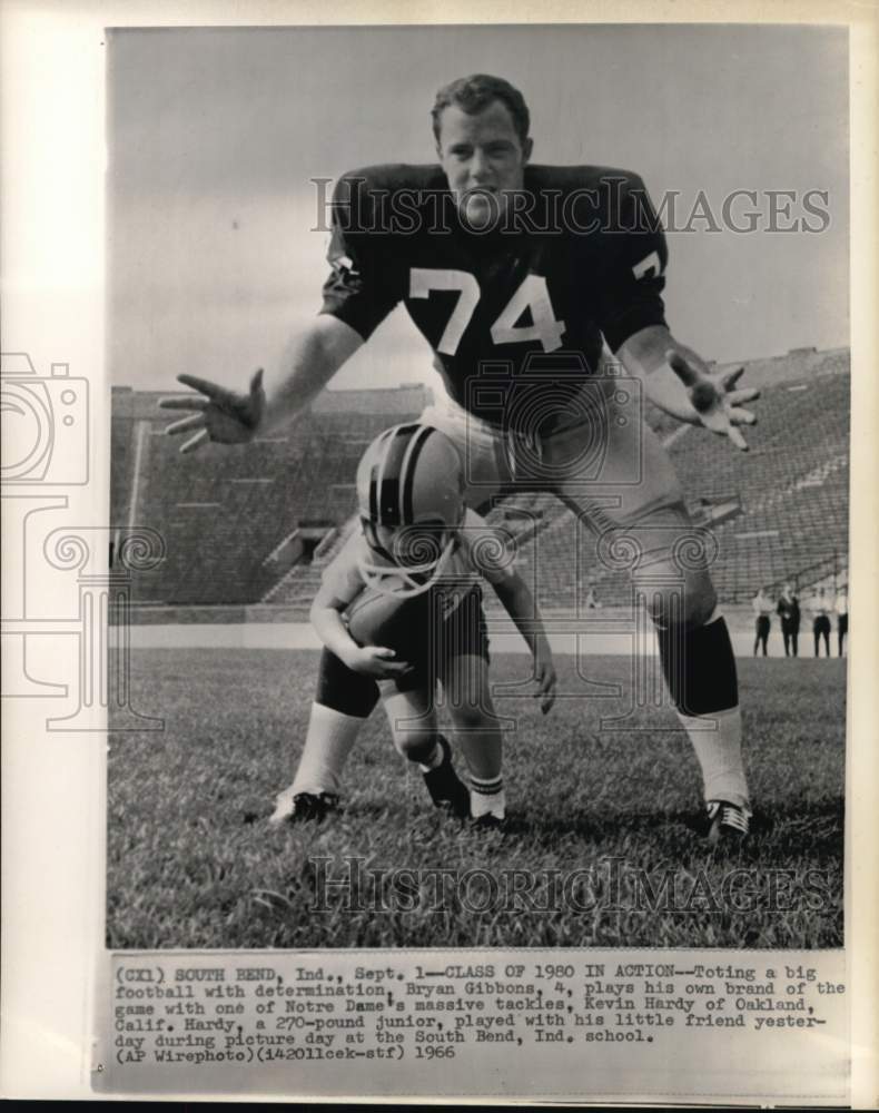 1966 Press Photo Notre Dame's football player Kevin Hardy & Bryan Gibbons, IN - Historic Images