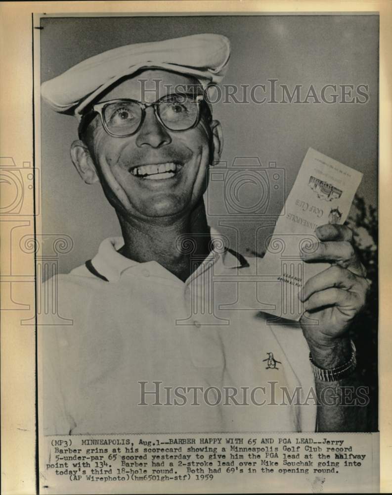 1959 Press Photo Golfer Jerry Barber holds scorecard during PGA, Minneapolis- Historic Images