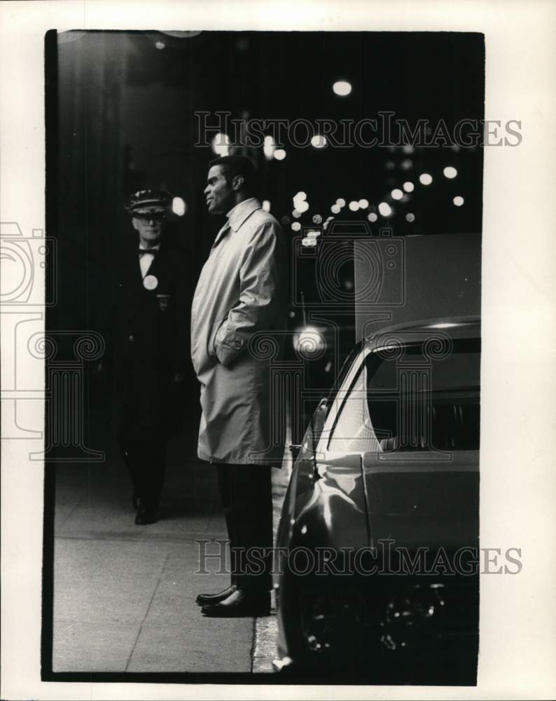 1969 Press Photo Basketball player Tom Hawkins beside his car - pis06273- Historic Images