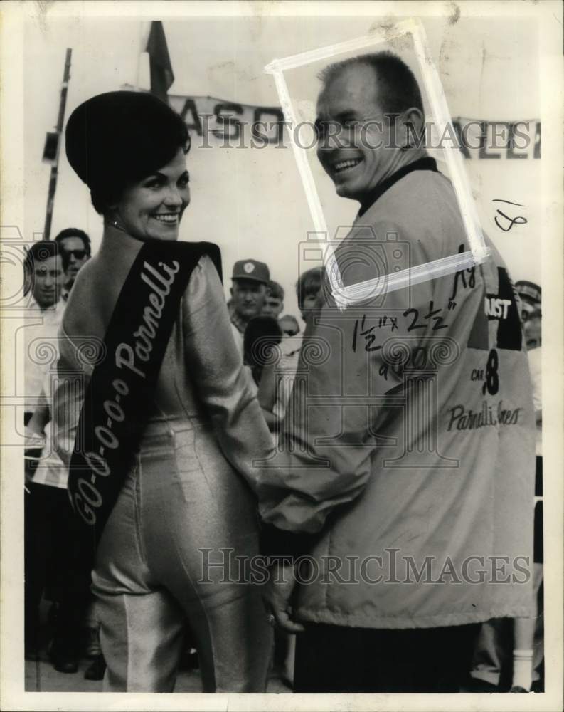 1965 Press Photo Parnelli Jones & Pat Flannery, Memorial Day Classic, car racing - Historic Images