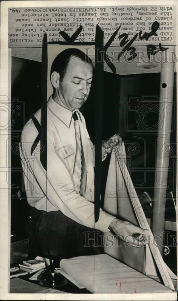 1949 Press Photo Seattle Rainiers&#39; Guy Fletcher measures fabric, Baseball, CA - Historic Images