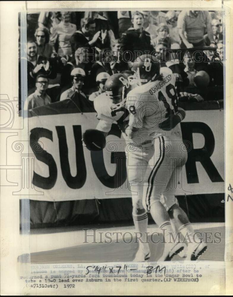 1972 Press Photo Joe Wylie &amp; Steve O&#39;Shaughnessy hug, Sugar Bowl Football, LA- Historic Images