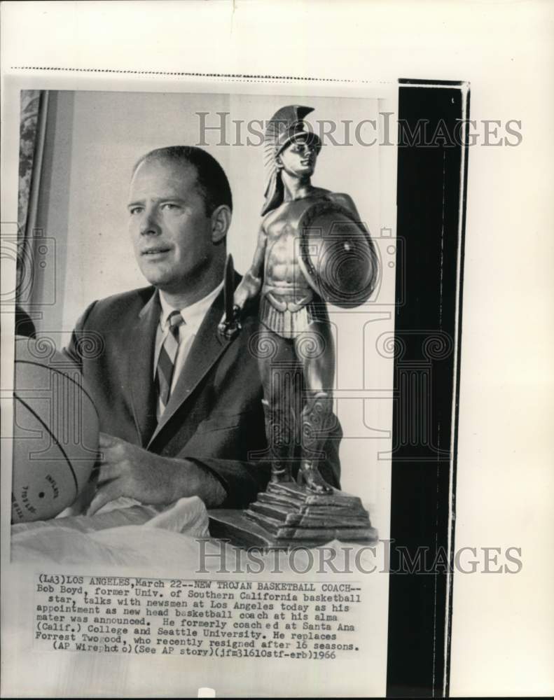 1966 Press Photo USC Trojans&#39; basketball Bob Boyd &amp; figurine, Los Angeles - Historic Images