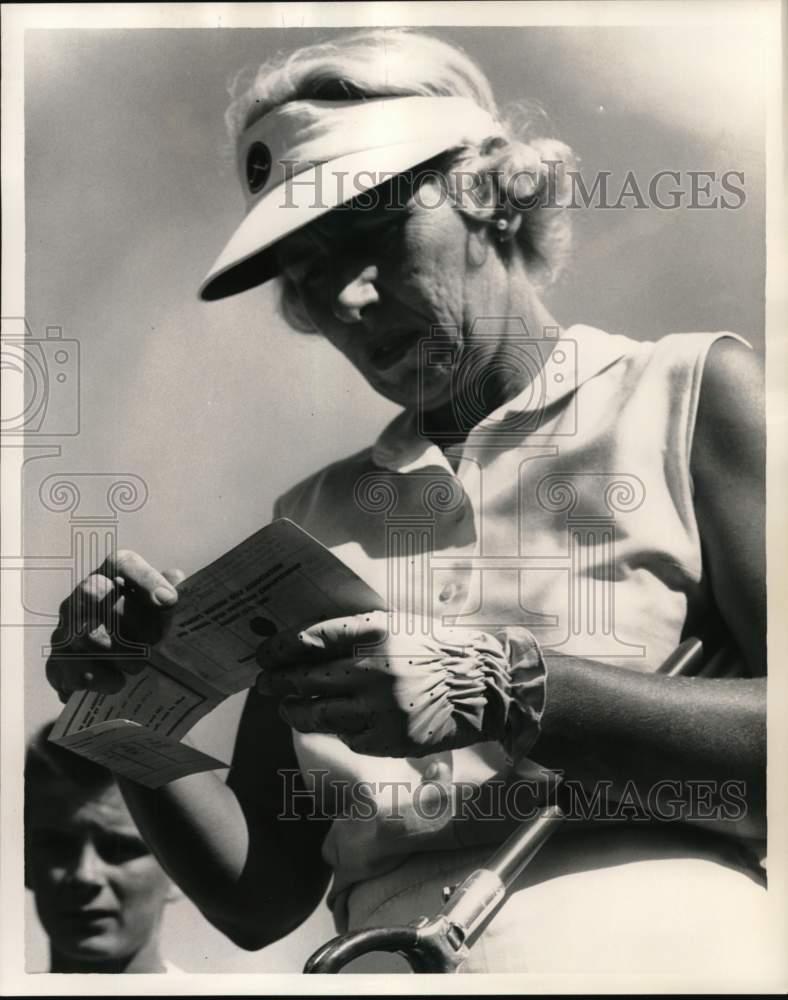 1959 Press Photo Golfer Betty Jameson checks scorecard - pis06399 - Historic Images