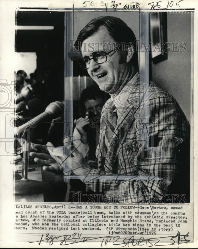 1975 Press Photo UCLA Bruins&#39; basketball coach Gene Bartow, press conference, CA - Historic Images