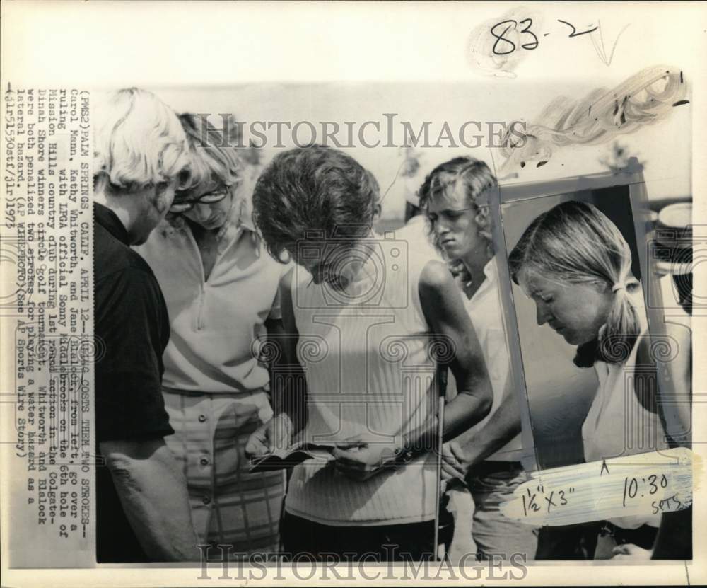 1973 Press Photo Golfers go over official's ruling at LPGA, Palm Springs, CA- Historic Images