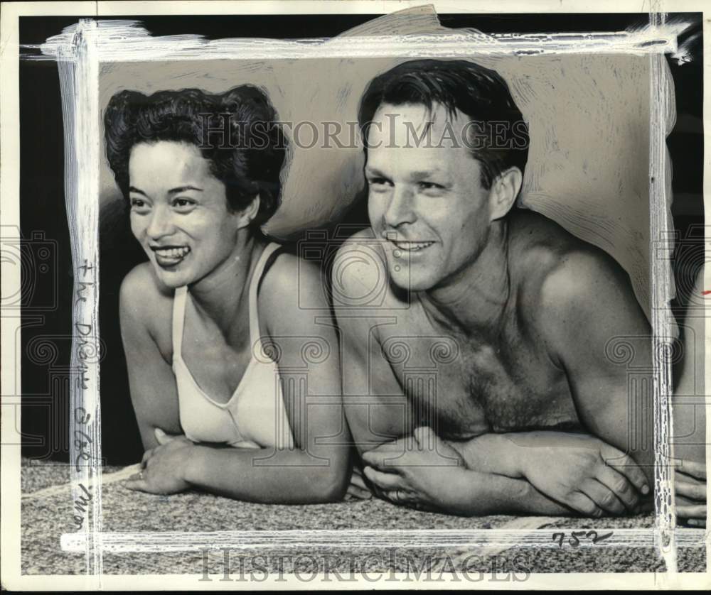 1953 Press Photo Husband &amp; wife divers Vicki &amp; Lyle Draves - pis06613 - Historic Images