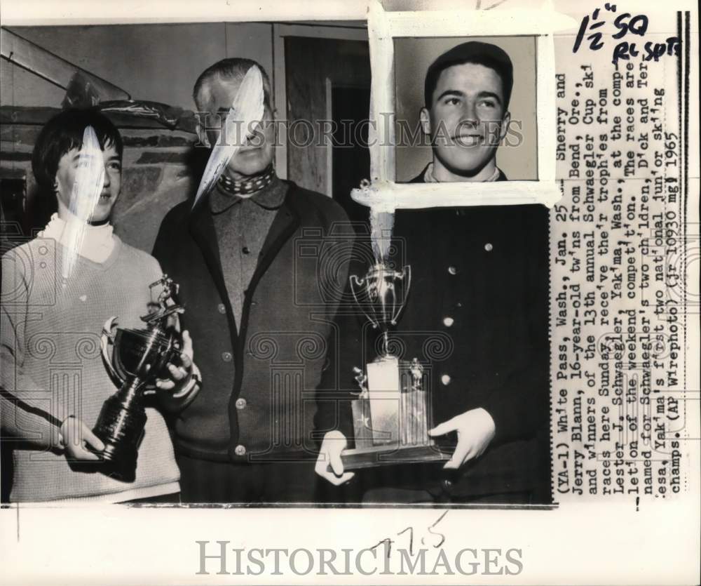 1965 Press Photo Twin skiers Sherry &amp; Jerry Blann with Lester J. Schwaegler, WA - Historic Images